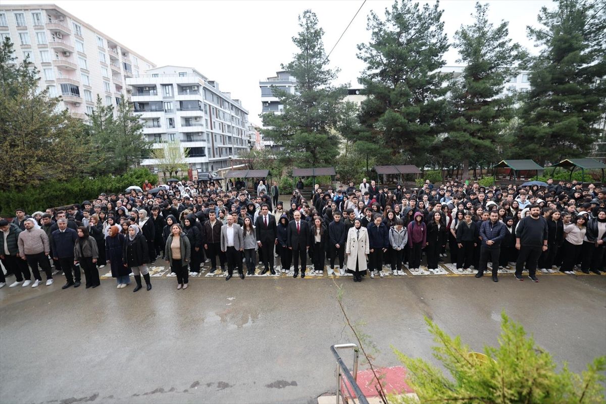 Siirt Valisi\'nden Bayrak Töreni Ziyareti