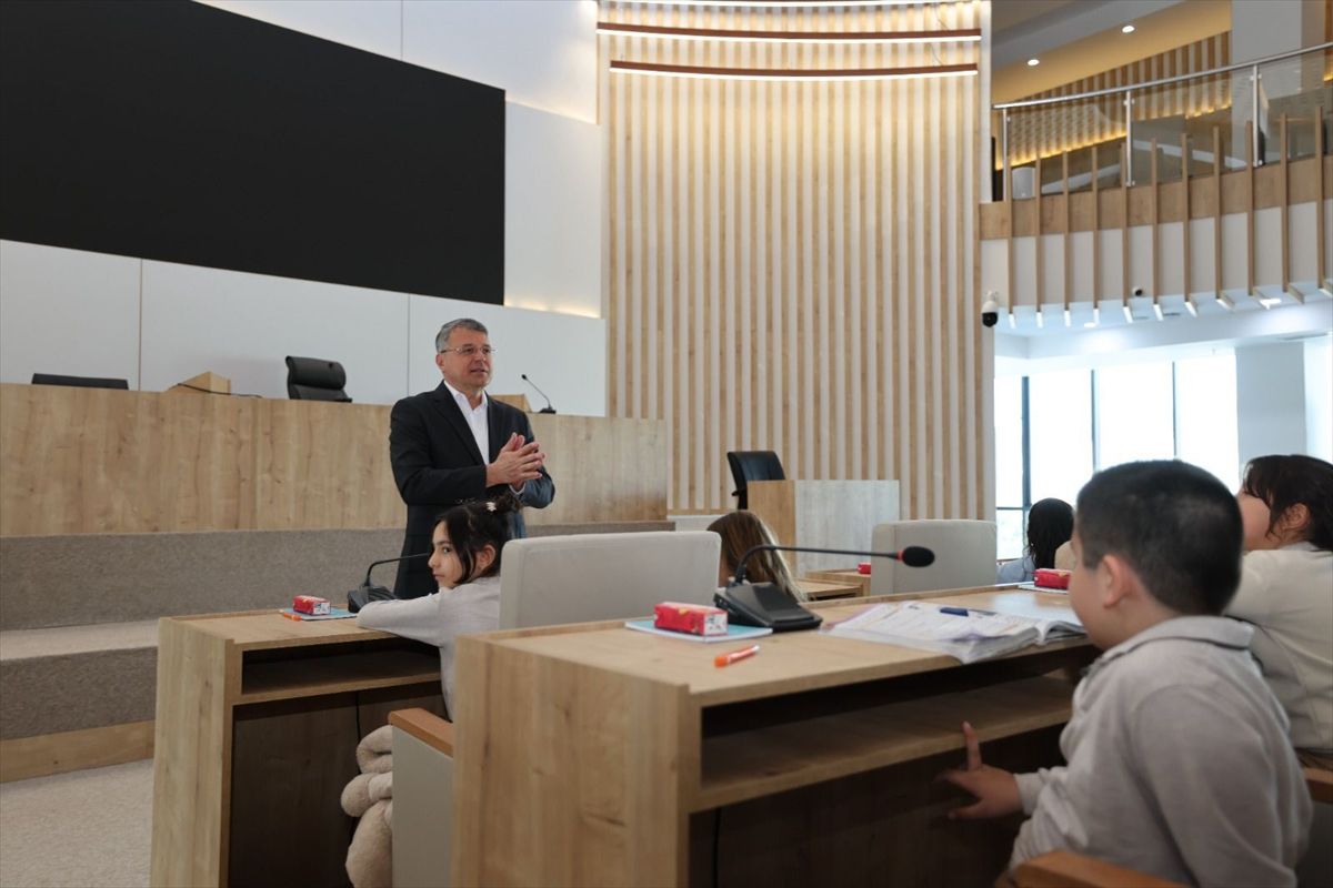 Silifke\'de öğrenciler belediyeyi ziyaret etti