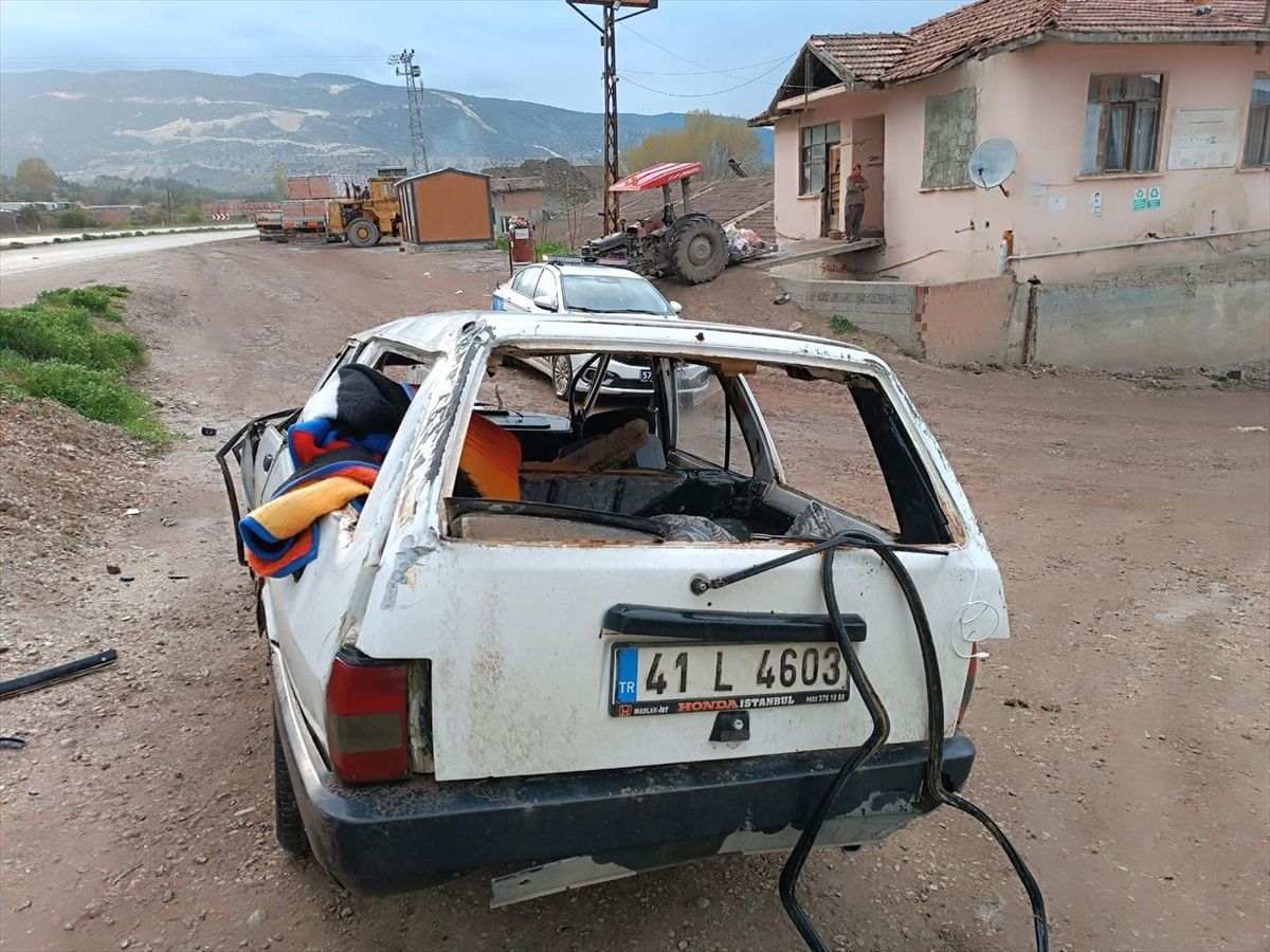 Boyabat\'ta Otomobil Devrildi, İki Yaralı