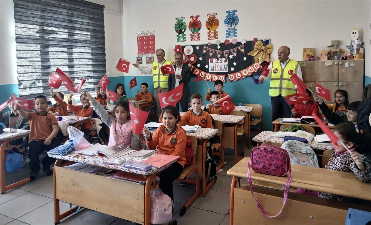 Sinop\'ta THK\'den öğrencilere Türk bayrağı