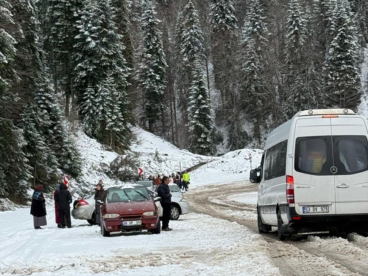 Ayancık\'ta Kar Yağışı Ulaşımı Olumsuz Etkiledi