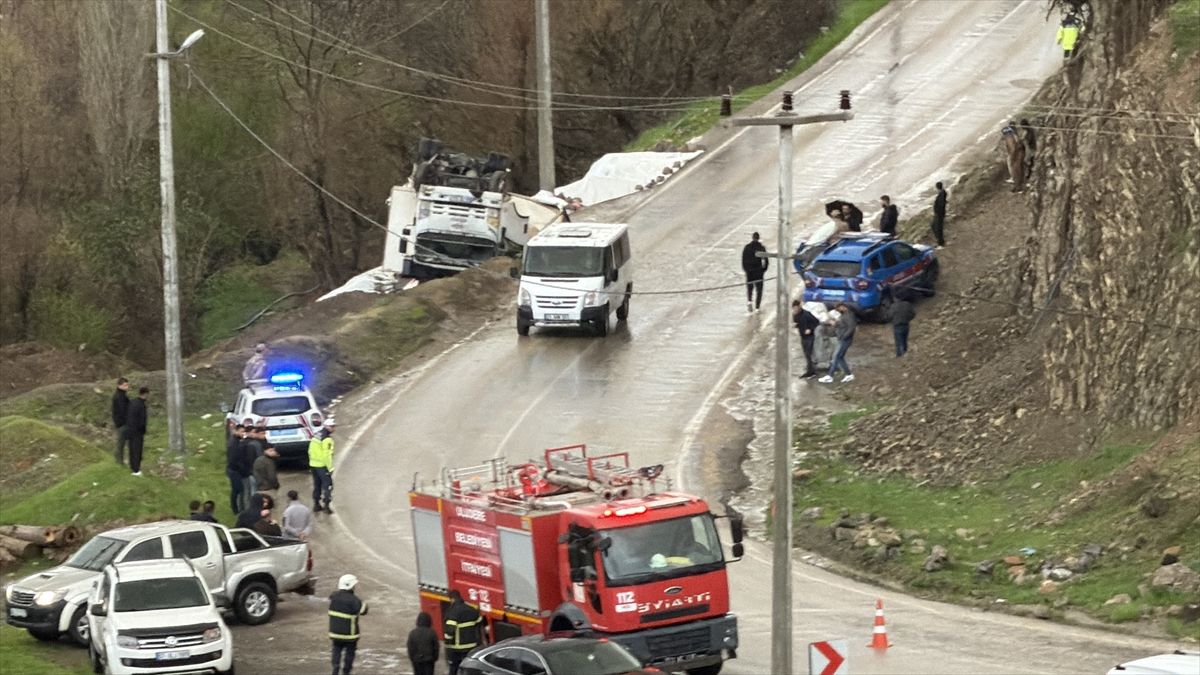 Uludere\'de Kamyonet Yayaya Çarptı: 2 Yaralı