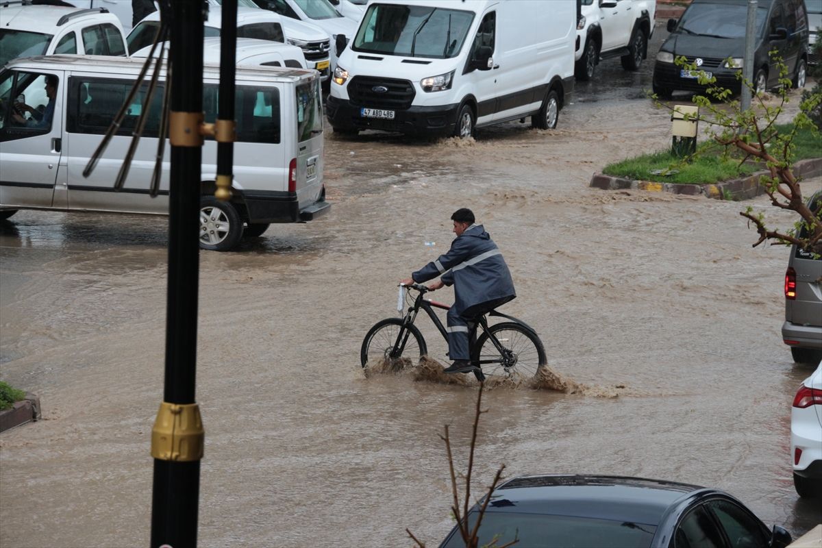 Cizre\'de Sağanak Yağmur Hayatı Olumsuz Etkiledi