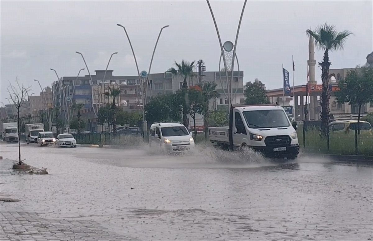 Silopi\'de Sağanak ve Dolu Ulaşımı Aksattı