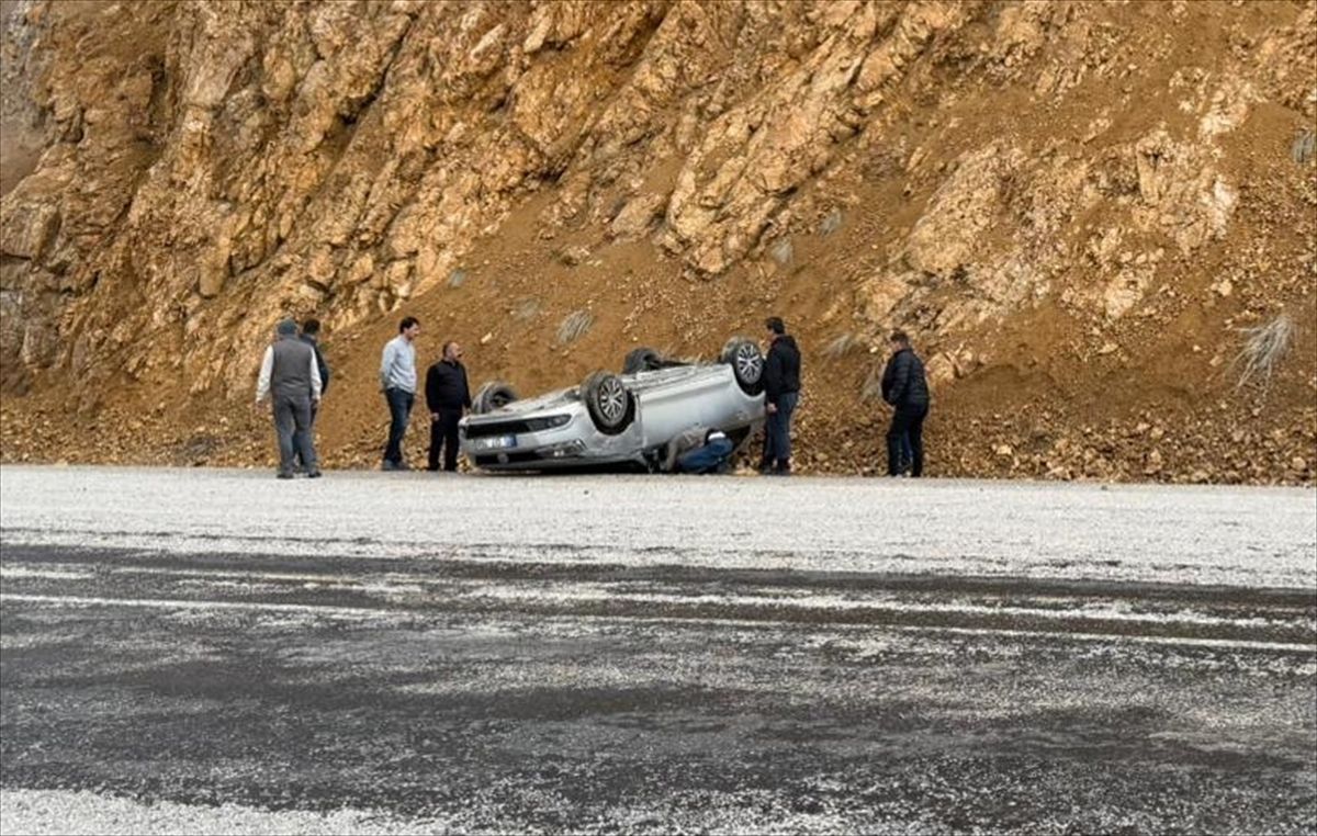 Sivas\'ta Otomobil Devrildi: 3 Yaralı