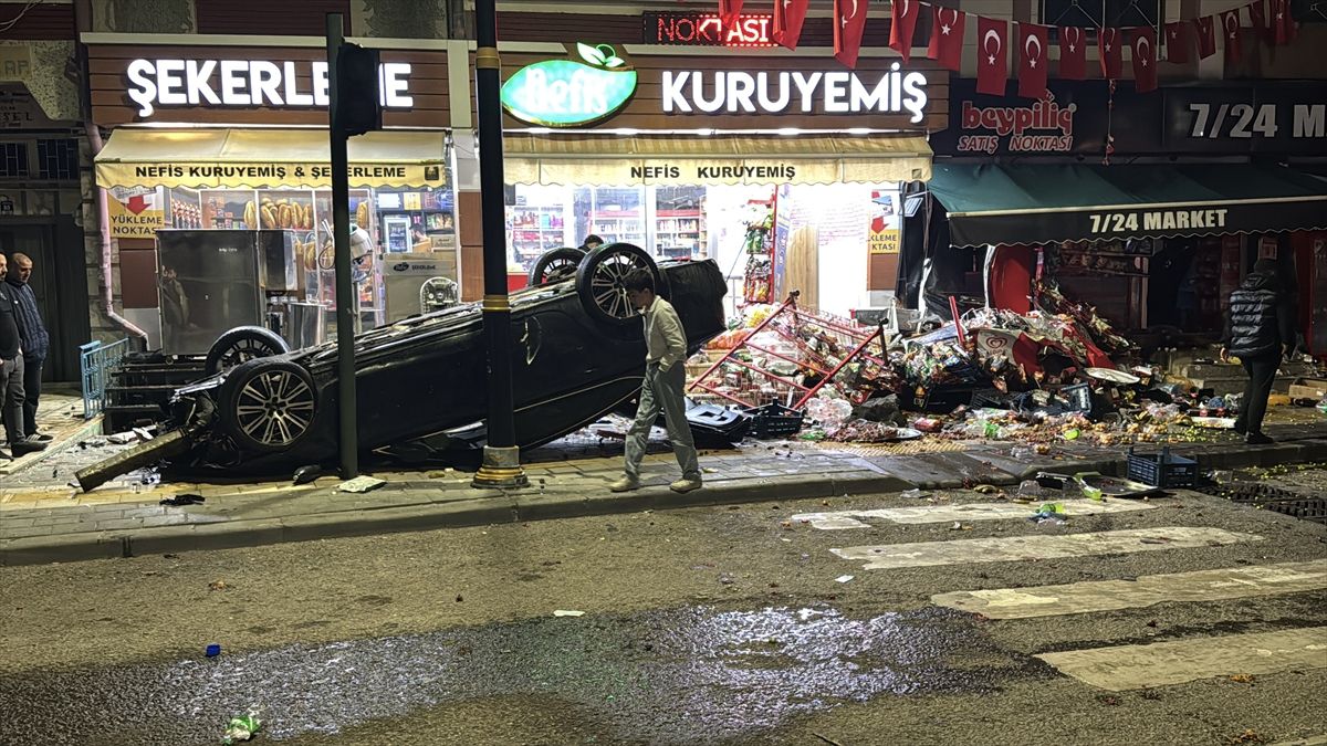 Sivas\'ta Devrilen Araç İki Dükkanın Hasar Görmesine Neden Oldu