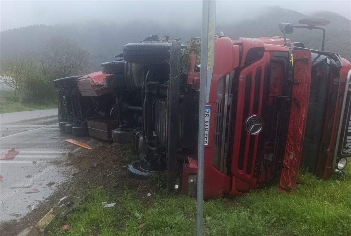 Koyulhisar\'da Devri Tırda Sürücü Yaralandı