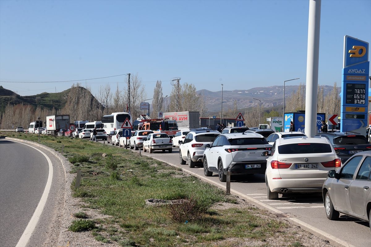 Sivas\'ta Tır Devrildi, Sürücü Yaralandı