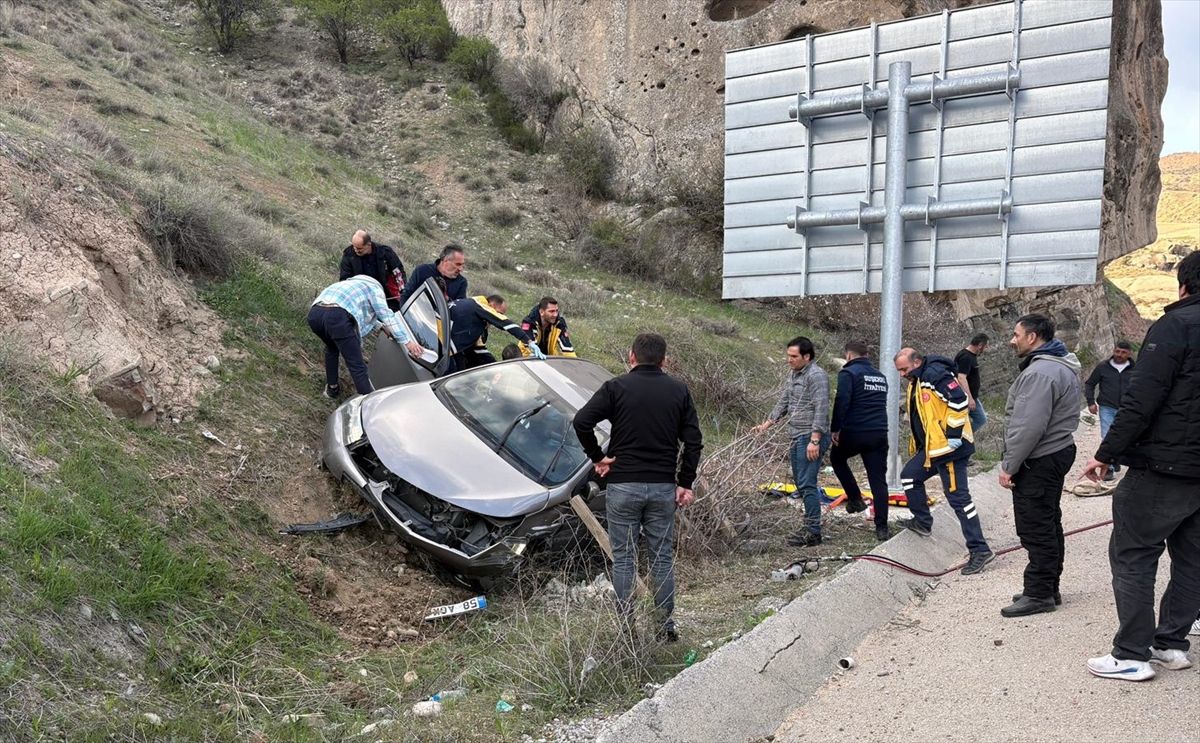 Sivas\'ta Otomobil Şarampole Devrildi: 3 Yaralı