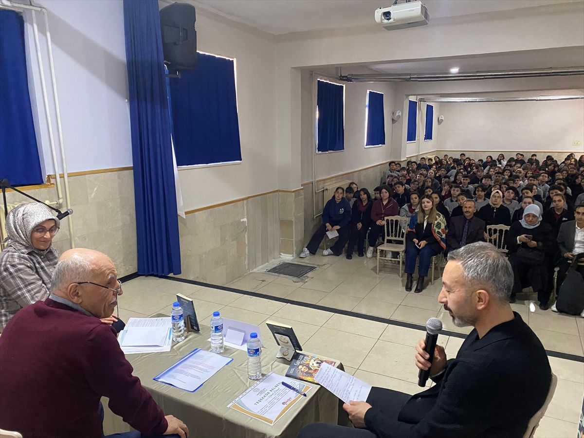 Sivas\'ta Yazar ve Öğrenci Buluşması