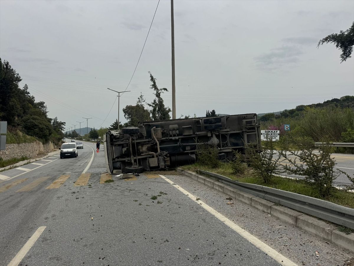 Söke\'de Kamyon Devrildi, İki Yaralı