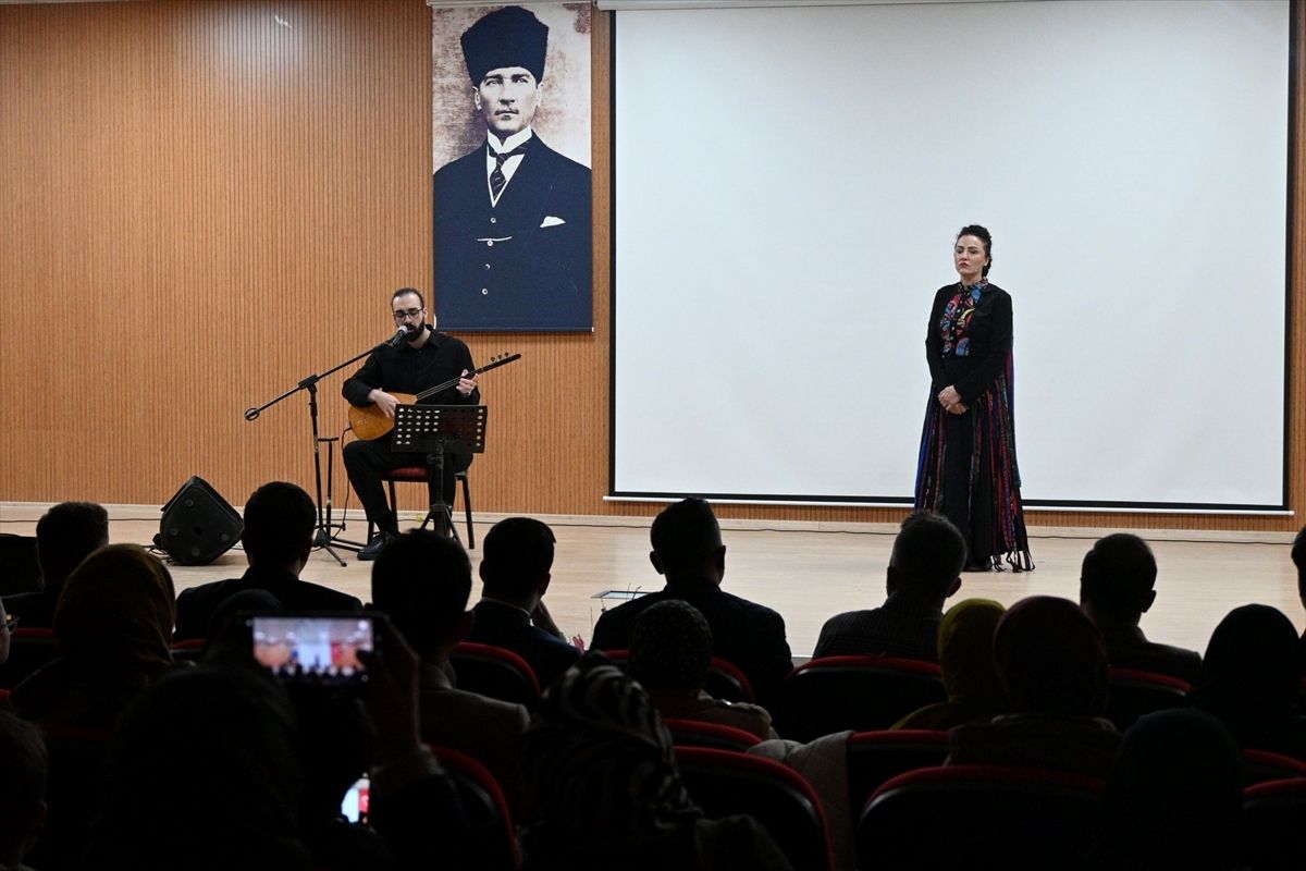 Suşehri\'nde \'Nefes\' Tiyatrosu Sahnelendi