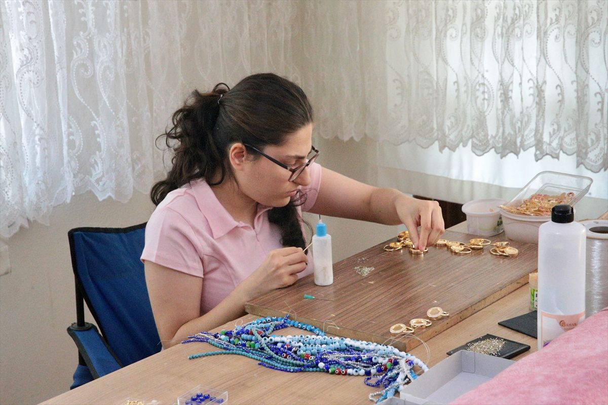 Anne-Kız Takı Tasarımıyla Hayata Bağlandı