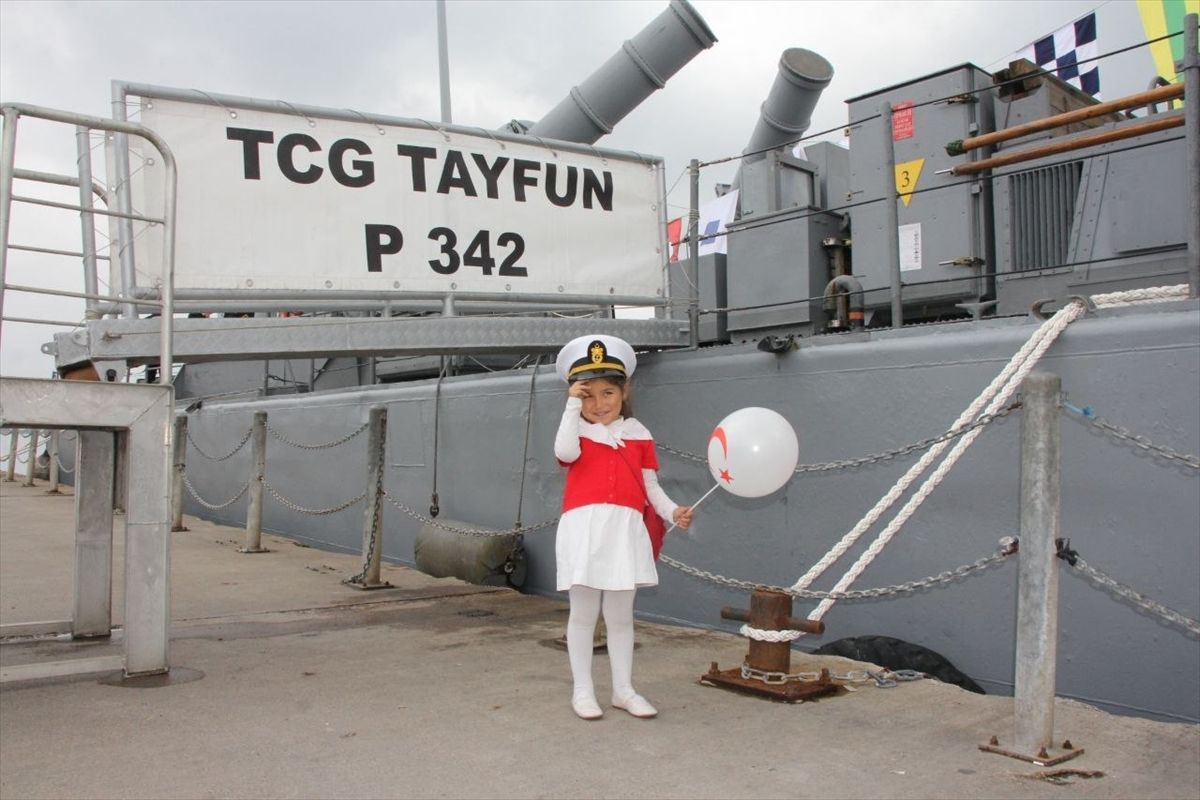 Çocuklar Deniz Kuvvetlerini Geziyor