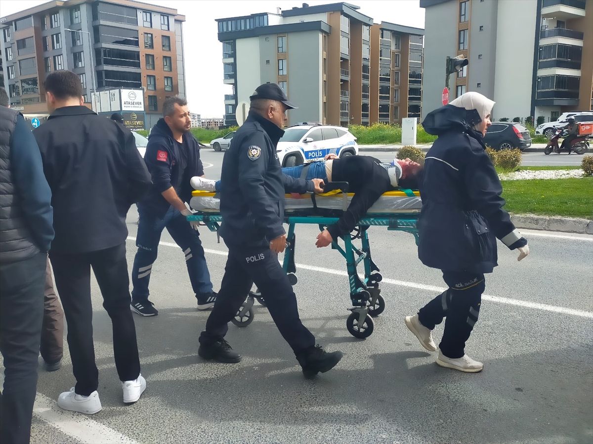 Motosiklet Yaya Çarptı, Kadın Yaralandı