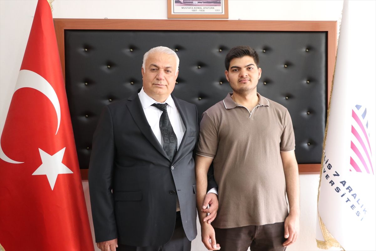 Temizlik Personeli Hemşire Olma Hayalini Gerçekleştiriyor