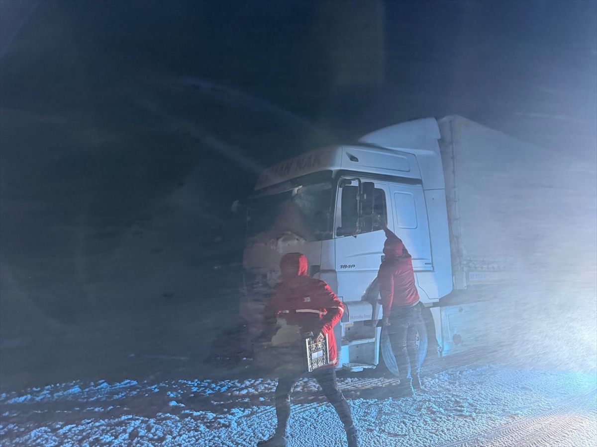 Tendürek Geçidi\'nde Kar Engeli