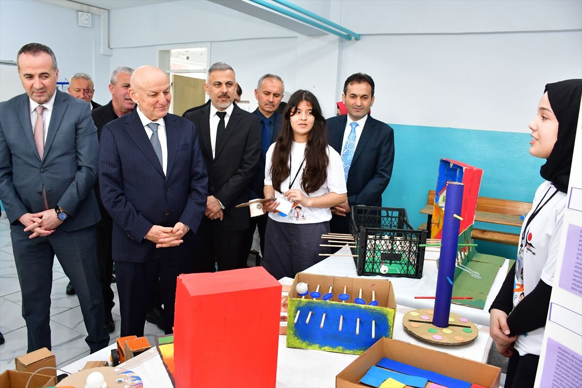 Muratlı Ortaokulu\'nda TÜBİTAK 4006 Bilim Fuarı Açıldı