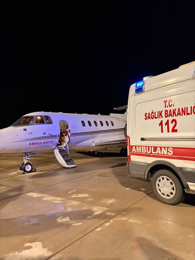Bebek Ankara’ya ambulans uçakla sevk edildi