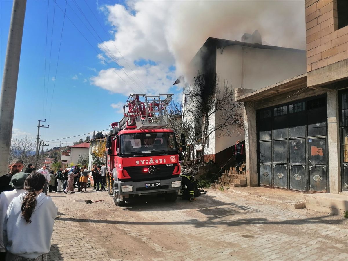 Niksar\'da Ev Yangını: 2 Kişi Dumandan Etkilendi