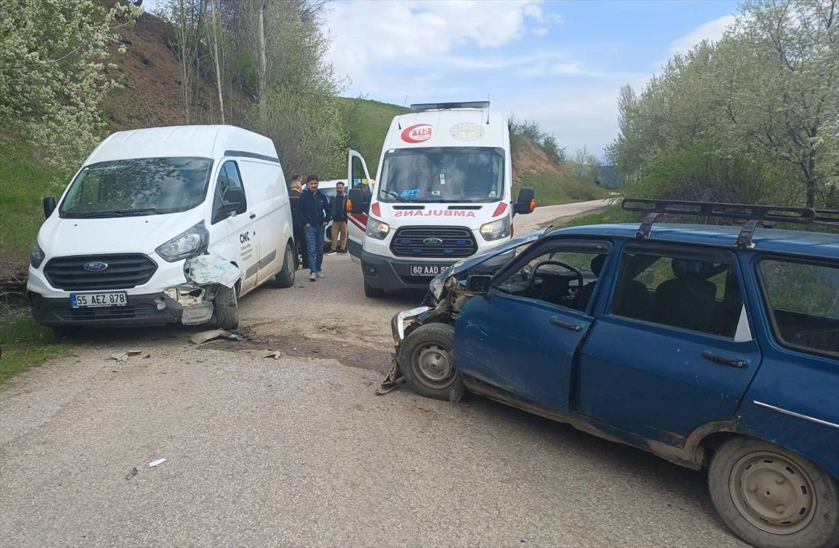 Tokat\'ta Minibüs ve Otomobil Çarpıştı