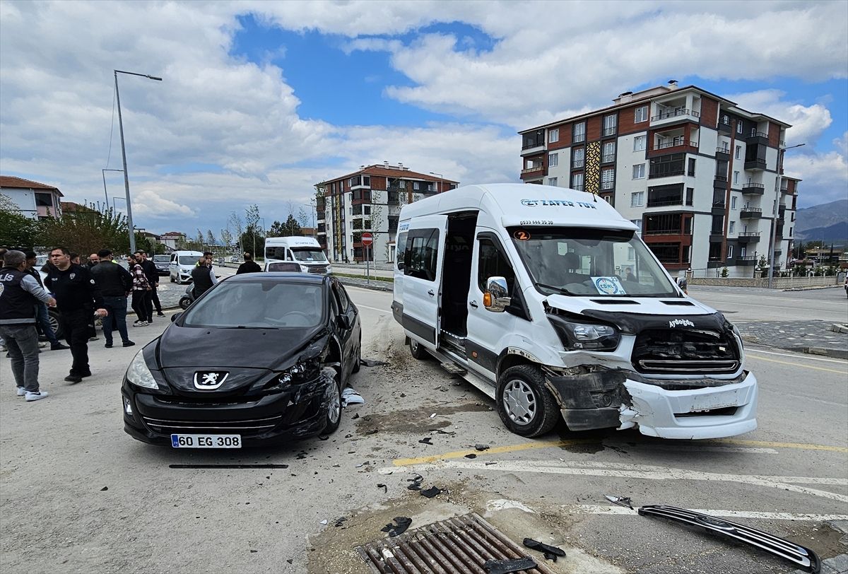 Erbaa\'da Okul Servisiyle Otomobil Çarpıştı