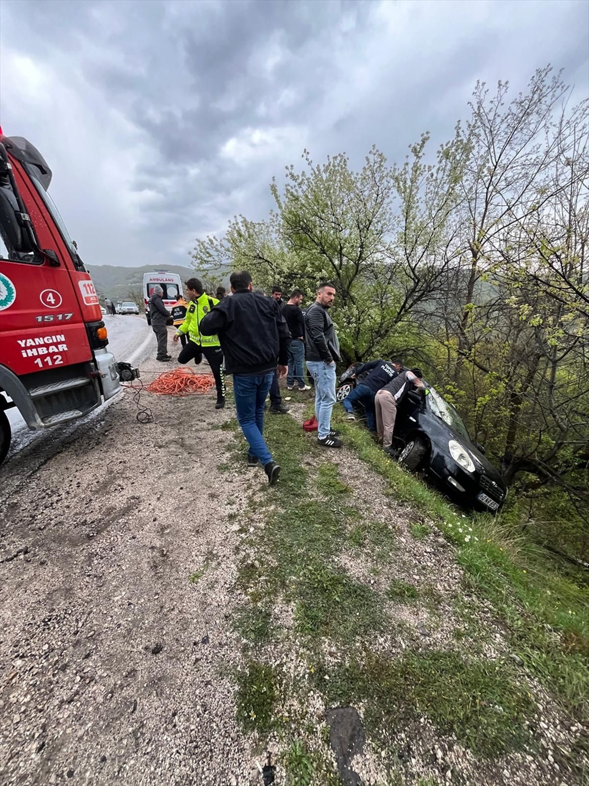 Niksar\'da Şarampole Devrilen Araçta 2 Yaralı