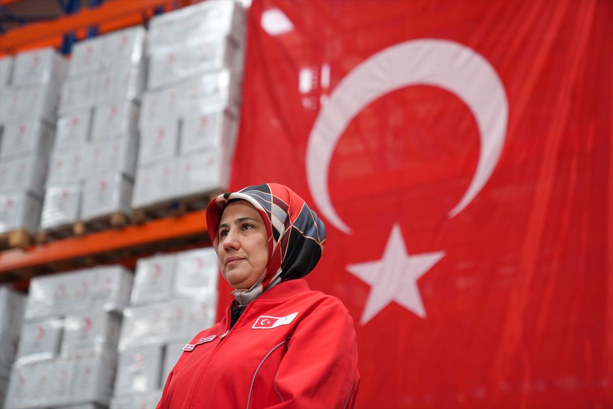 İran\'a 48 Ton Yardım Malzemesi Gönderildi