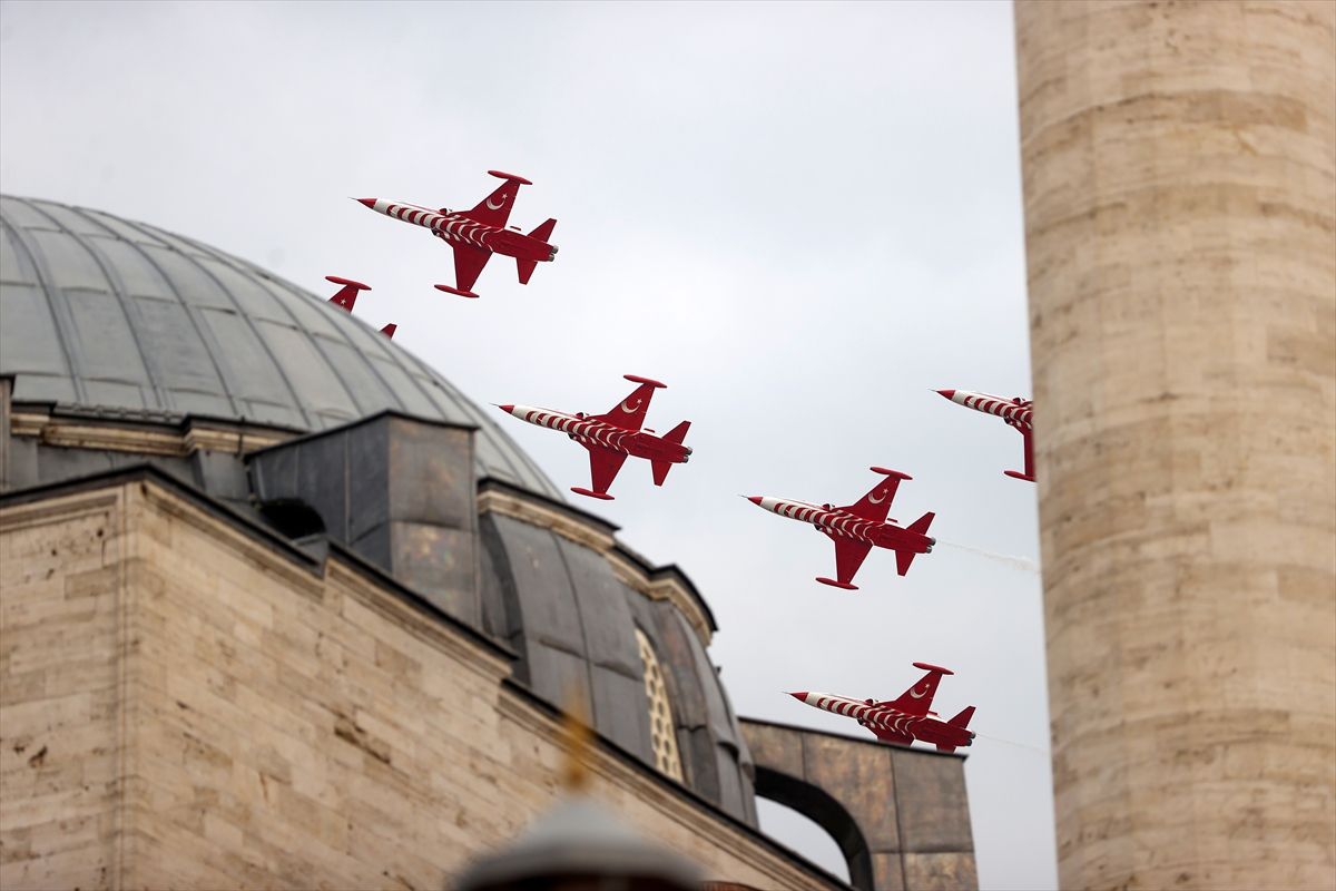 Türk Yıldızları Konya\'da Gösteri Uçuşu Yaptı