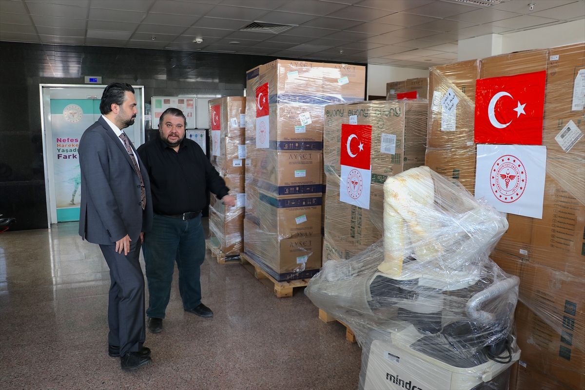 Türkiye\'den tıbbi malzeme taşıyan 3 yardım tırı İran\'a hareket etti