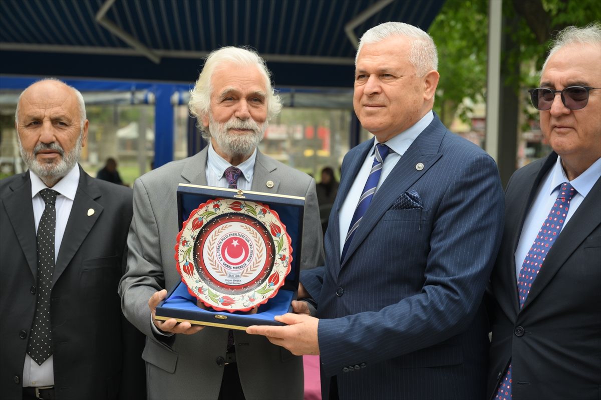 Türkiye Polis Emeklileri Derneği Genel Başkanı Şimşek\'ten Yeşilçam emekçisi "Zagor"a plaket