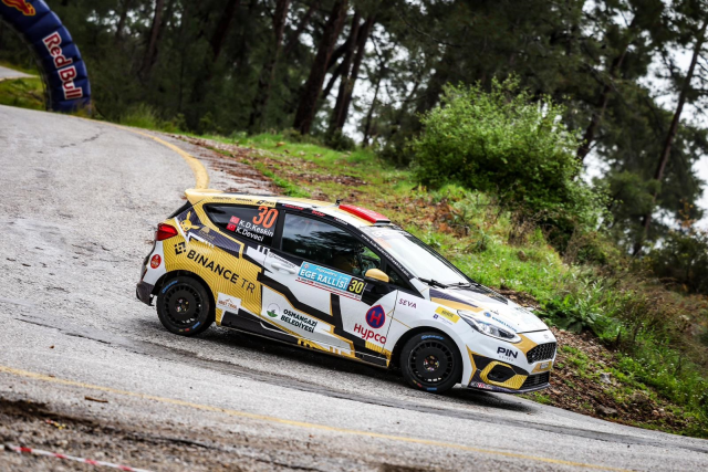 Türkiye'nin ilk engelli kadın ralli pilotu Kübra Denizci Keskin'den çifte derece