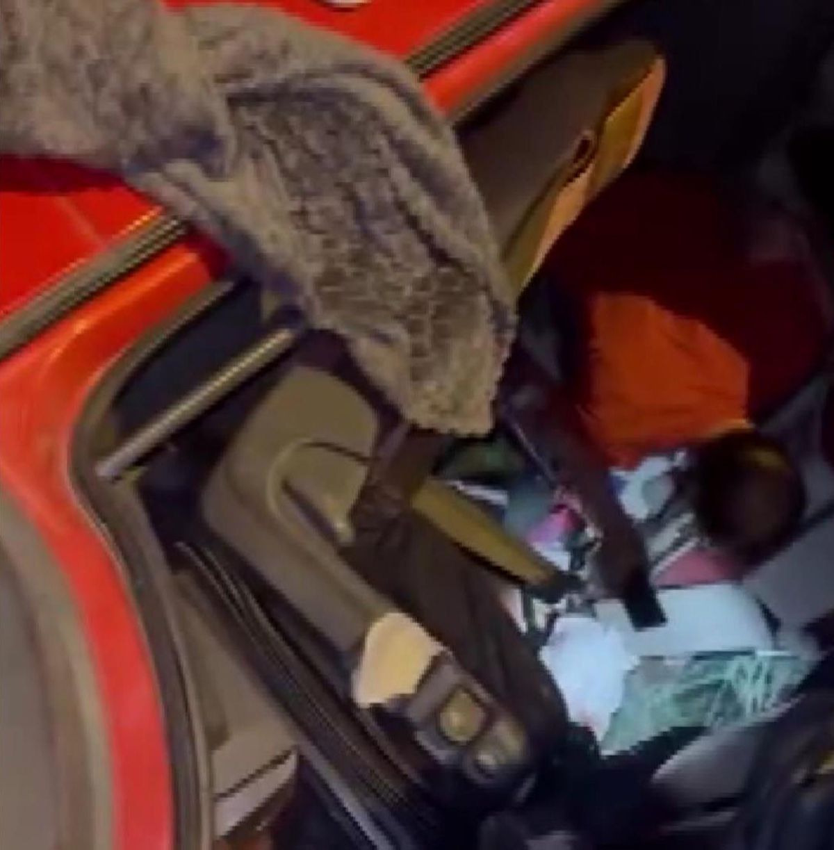 Tuzla\'da Devrilen TIR Trafiği Kilitledi