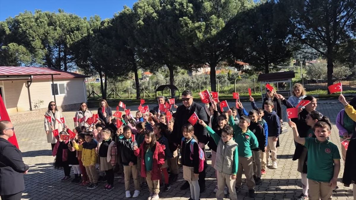 Öğrencilerden Bayraklı Birlik Mesajı