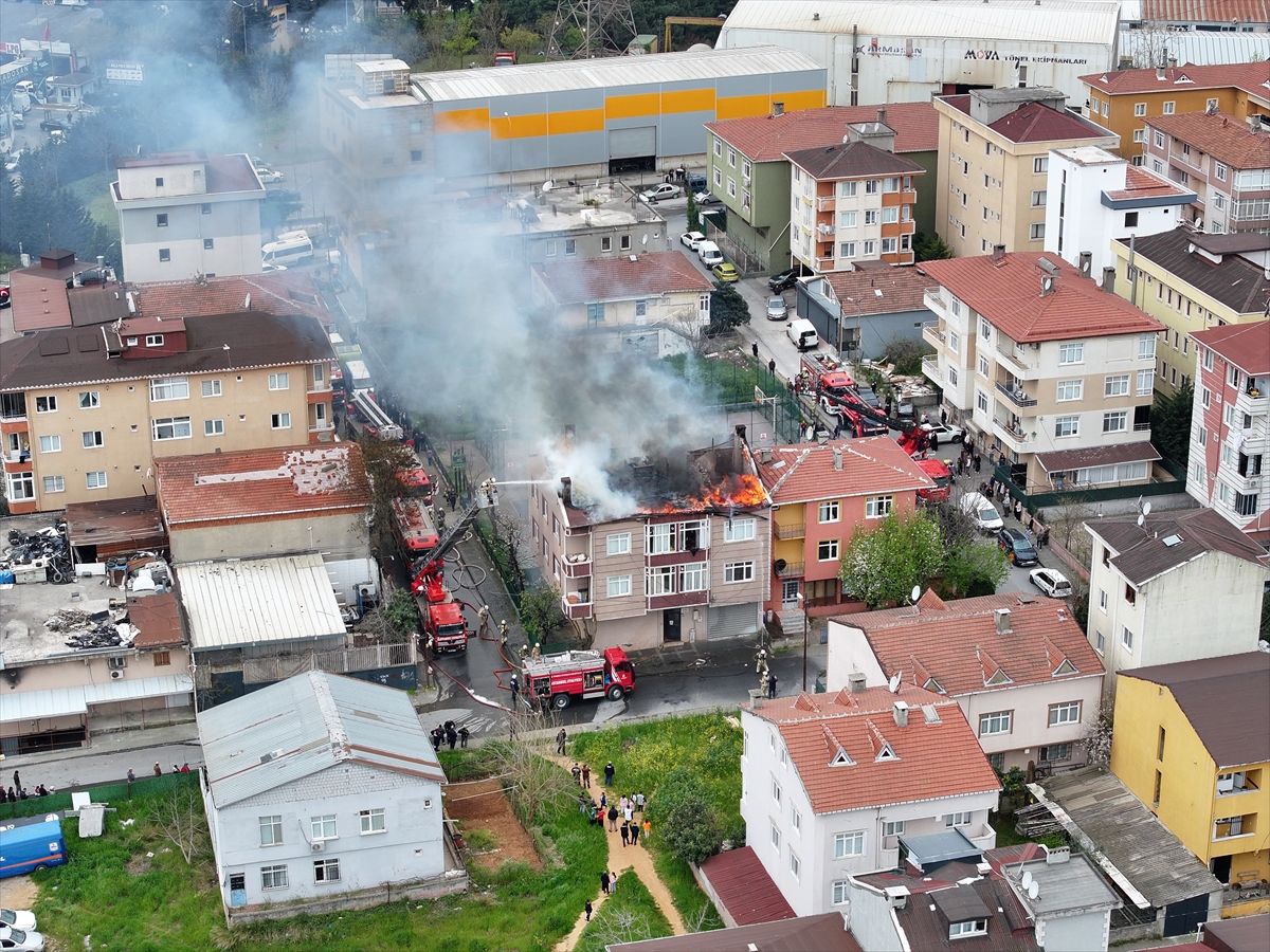 Ümraniye\'de Çatı Yangını