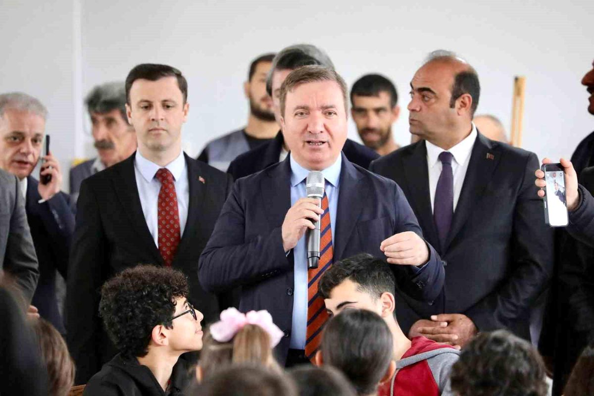 Vali Aydoğdu\'dan gençlere hem değer hem spor vurgusu