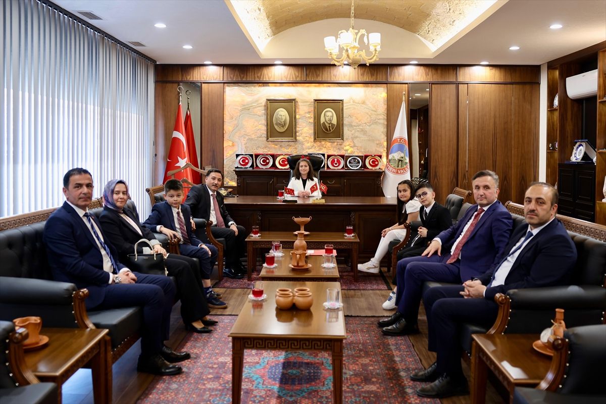 Vali Çiçek, makamını ilkokul öğrencisi Zeynep\'e devretti