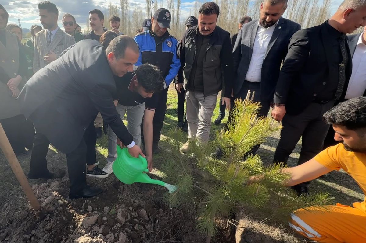 Vali Taşolar Öğrenciyle Fidan Dikti