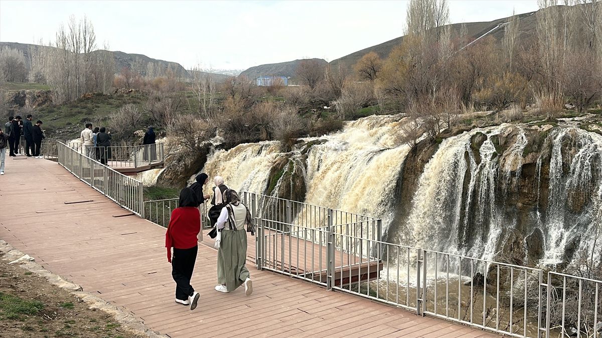 Muradiye Şelalesi Coştu