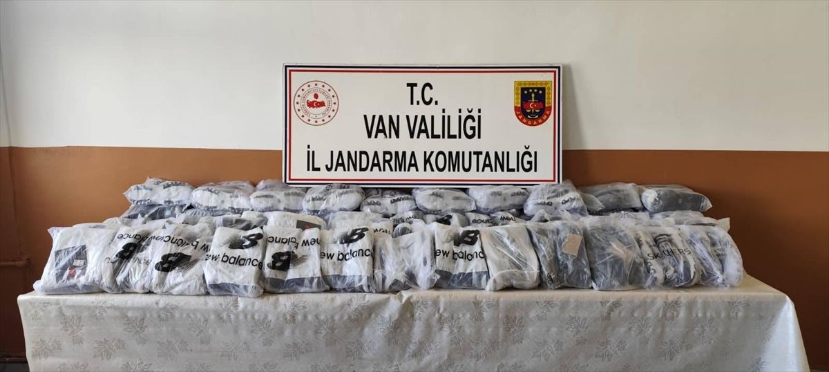 Başkale\'de Gümrük Kaçağı Eşya Ele Geçirildi