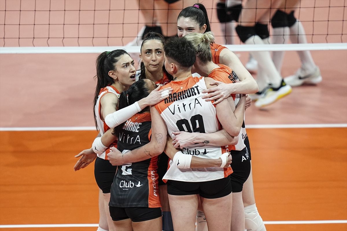 VakıfBank, Eczacıbaşı\'nı Yenerek Şampiyon Oldu