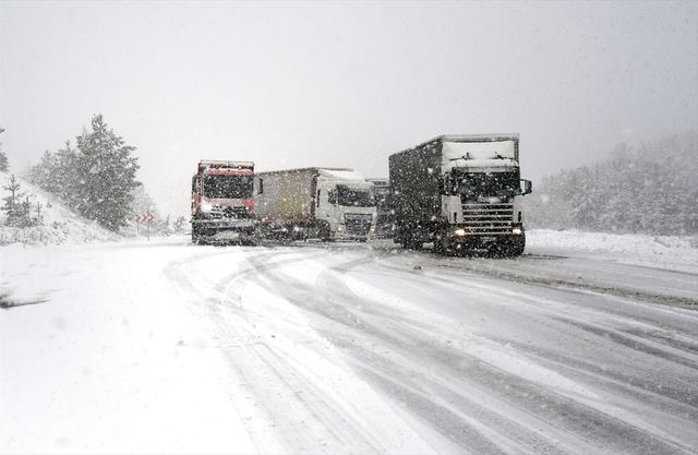 Yaz gelmeyecek gibi! Bu görüntü iki ili bağlayan yoldan