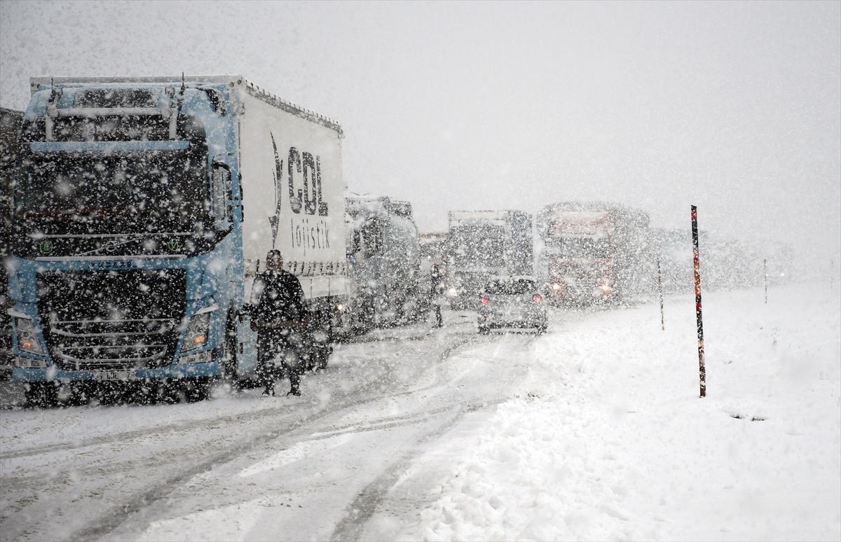 Yaz gelmeyecek gibi! Bu görüntü iki ili bağlayan yoldan