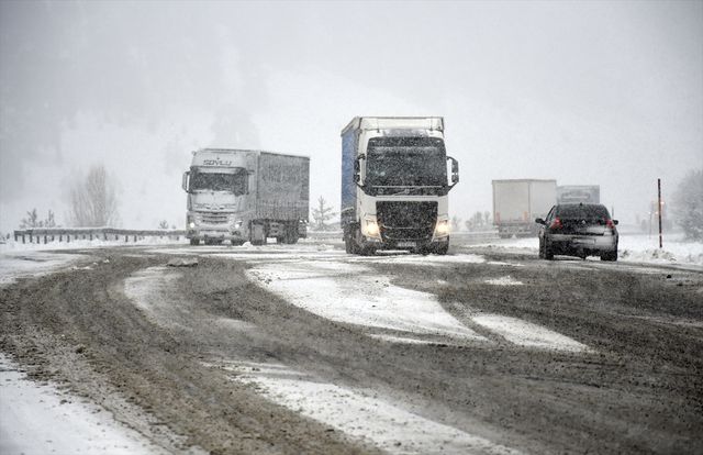 Yaz gelmeyecek gibi! Bu görüntü iki ili bağlayan yoldan