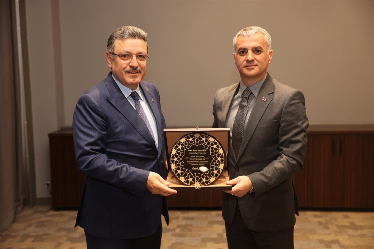 Yomra\'dan Genç\'e Teşekkür Plaketi