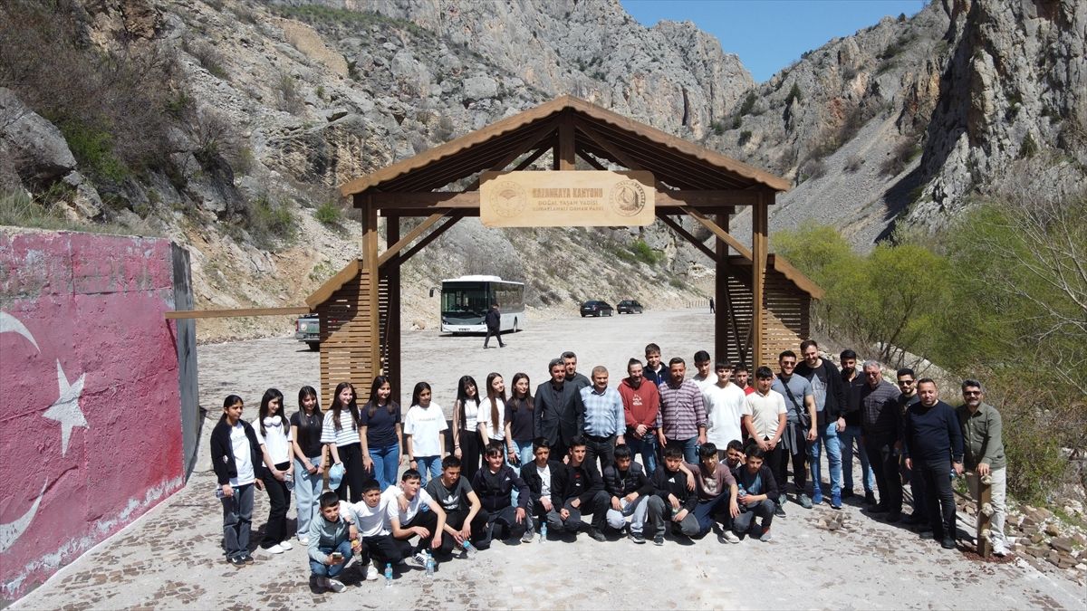 Yozgat\'ta öğrenciler Kazankaya Kanyonu\'nda doğa yürüyüşü yaptı