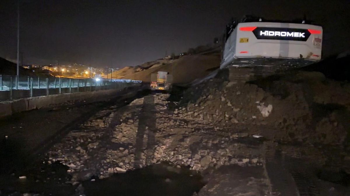 Yüksekova\'da Heyelan: Pizok Yolu Kapatıldı