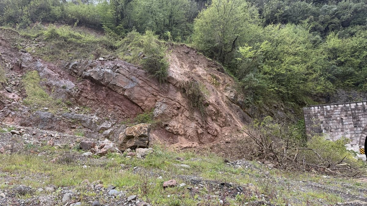 Zonguldak\'ta Heyelan, Ulaşımı Aksattı