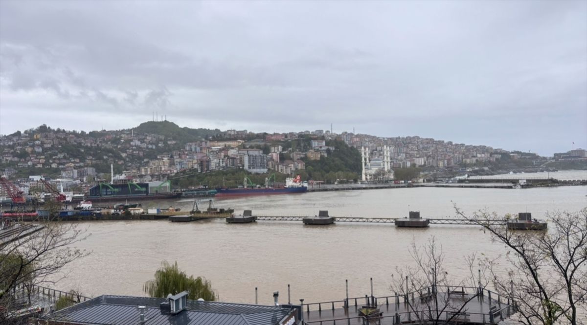 Zonguldak’ta Deniz Kahverengiye Döndü