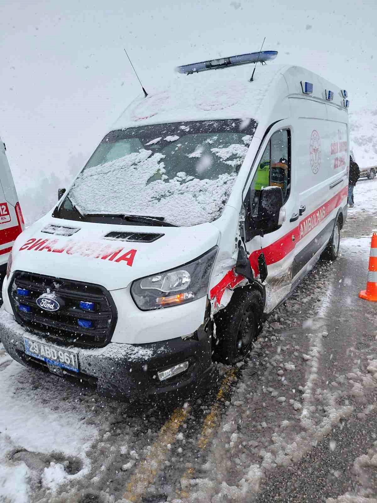 Gümüşhane\'de Ambulans ile Otomobil Çarpıştı